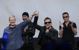 Tim Cook, Bono, The Edge, Larry Mulen Jr.