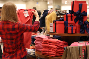 Retailers Hope For Strong Christmas Season