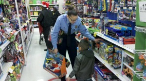 MoCo cops bring Christmas joy to Rockville