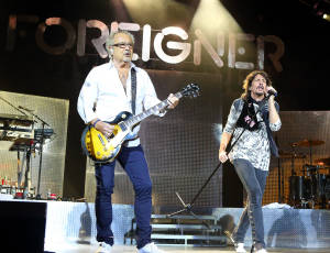 Mick Jones, Kelly Hansen