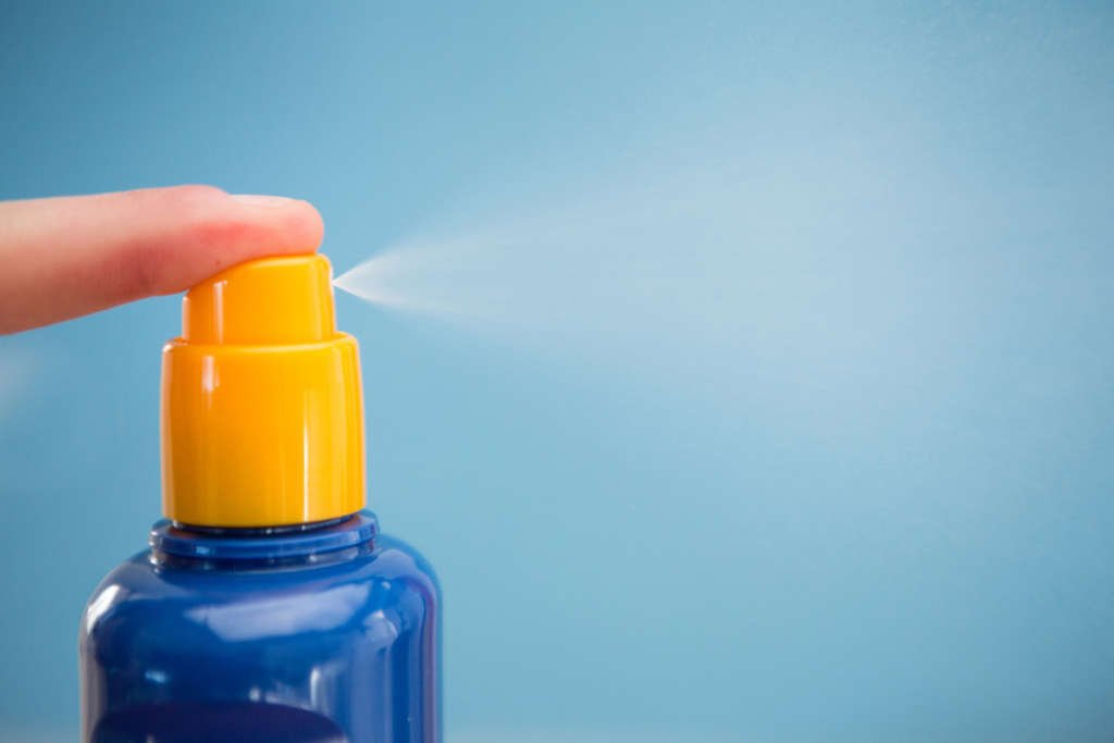 Finger spraying sun tan lotion