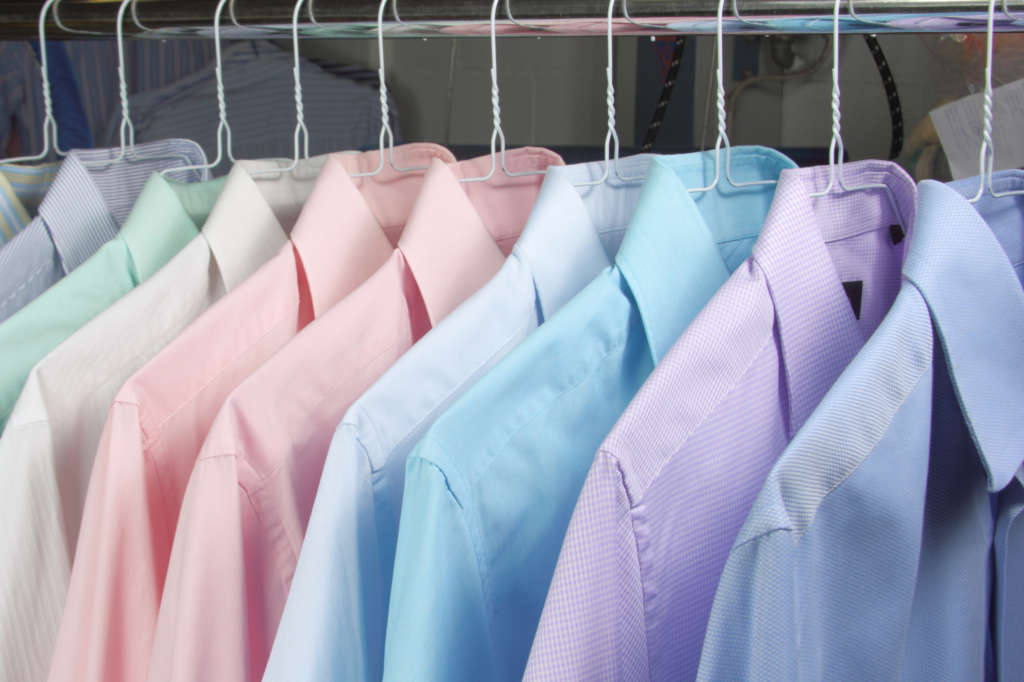 Camisa en percha