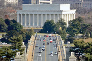 Traffic crosses Memorial Bridge heading towards Lincoln Memorial.
