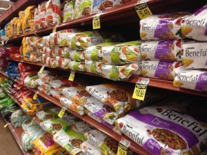 800px Dog food aisle