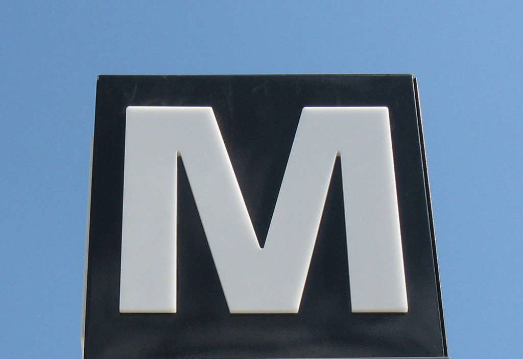 Metro pole