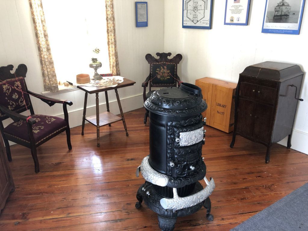 <p style="text-align: center;">The parlor of the Thomas Point Shoal Lighthouse.</p>