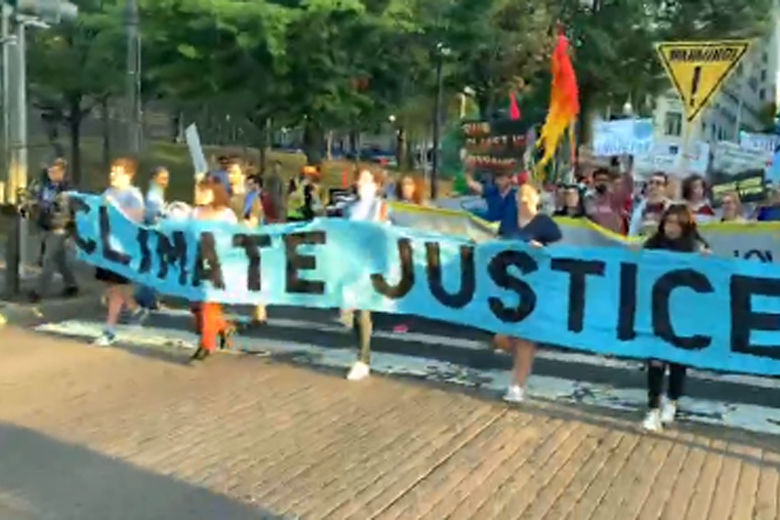 Protesters want climate justice. (Courtesy Twitter/Unicorn Riot)