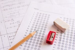 America's 8th graders are falling behind in math and reading, while 4th graders are doing slightly better in reading, but D.C. has made much larger strides, according to a federally administered test often seen as the nation's report card.