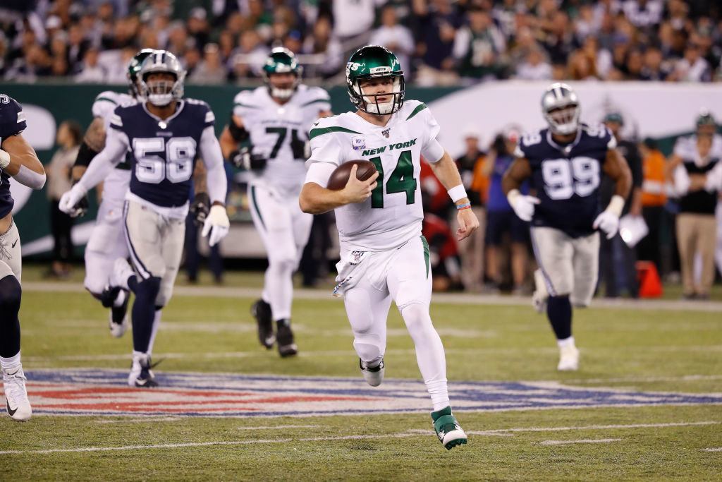 EAST RUTHERFORD, NEW JERSEY - OCTOBER 13: Sam Darnold #14 of the New York Jets rushes against the Dallas Cowboys in fourth quarter at MetLife Stadium on October 13, 2019 in East Rutherford, New Jersey.