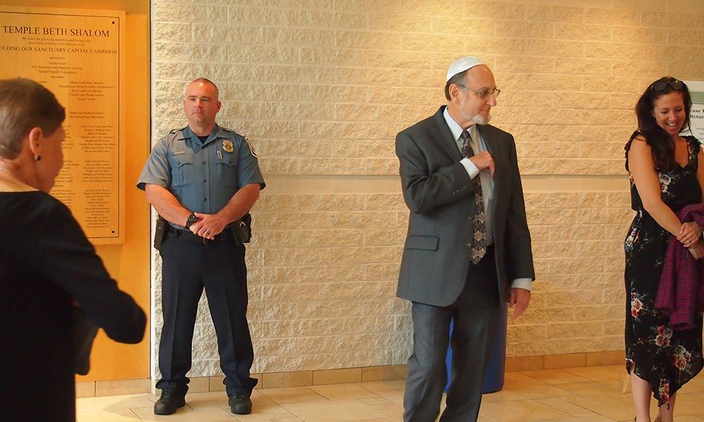 Temple Beth Shalom Rosh Hashanah police security with attendees 9.30.2019 Elliott Davis WP