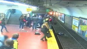 Woman falls subway tracks buenos aires live video