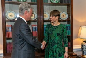 Kaljulaid shsakes hands with NSA Obrien