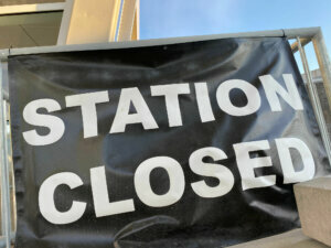 Stattion closed sign
