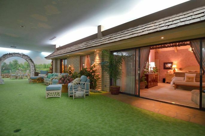 The home opens up to the "outdoors." (Courtesy Berkshire Hathaway via <a href="https://www.toptenrealestatedeals.com/" target="_blank" rel="noopener noreferrer">TopTenRealEstateDeals.com</a>)
