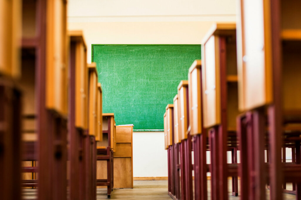 Path between desks in a classroom