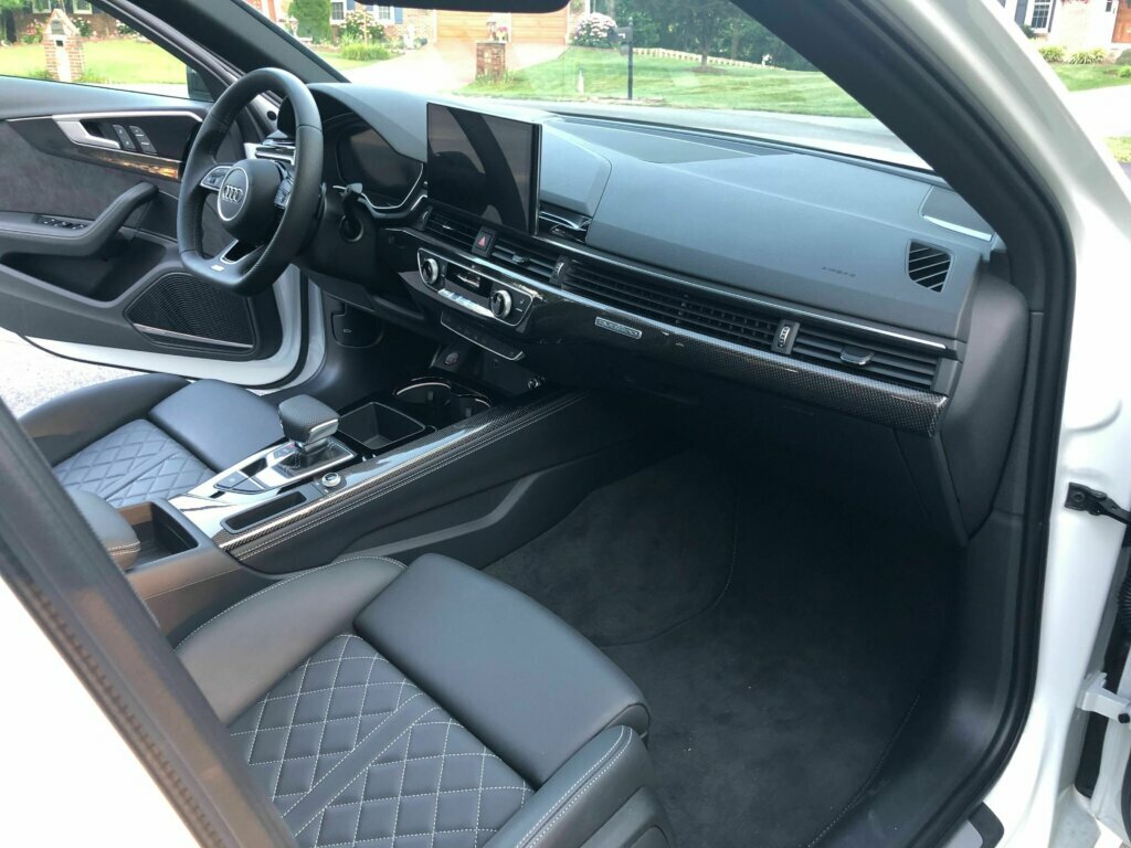 The interior impresses with leather, Alcantara and carbon fiber trim.