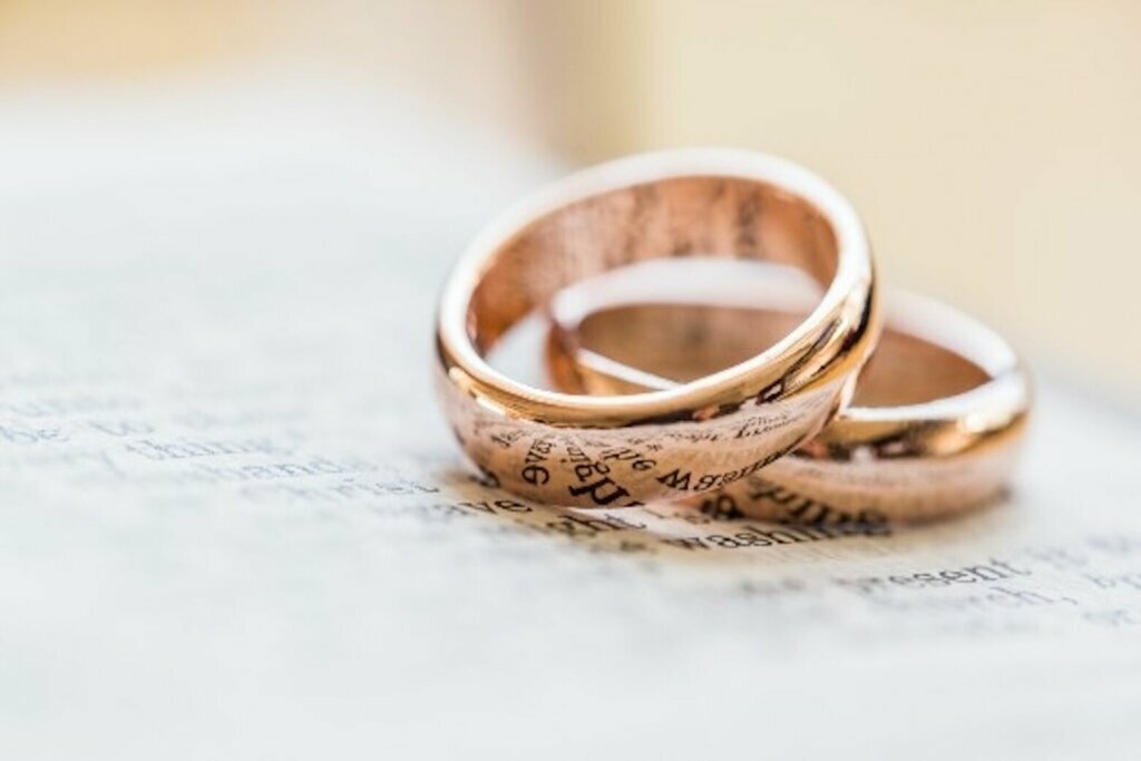 Istock 123019 weddingrings