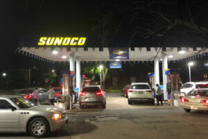 People line up for gas on May 12, 2021. (WTOP/Dave Dildine)