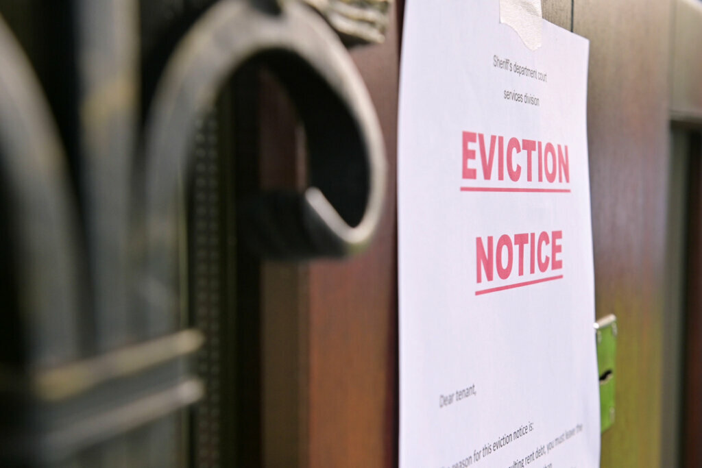 The notice of eviction of tenants hangs on the door of the house