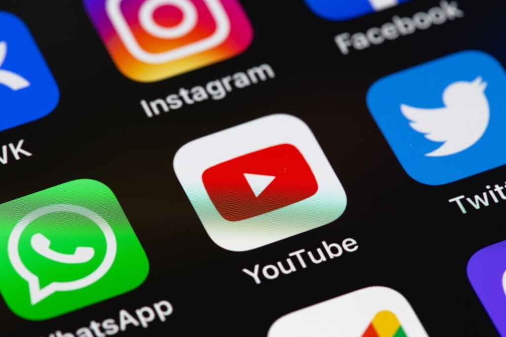 Showing social media apps (YouTube. WhatsApp, Twitter, Instagram