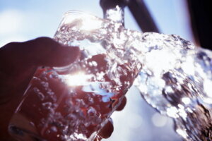 FILLING GLASS WITH WATER