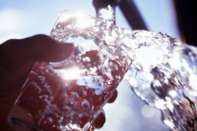 FILLING GLASS WITH WATER