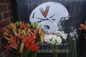 Rinden homenaje a los jugadores asesinados en autobús de la Universidad de Virginia