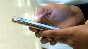 When should you get your child a cellphone? Experts weigh in