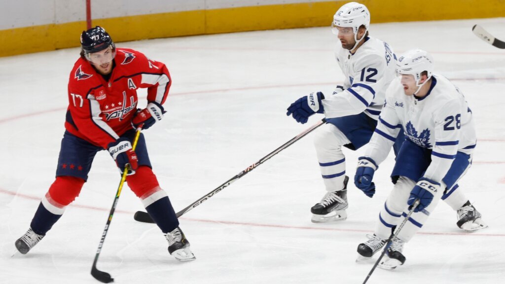 Caps’ Oshie listed day to day after leaving vs. Maple Leafs