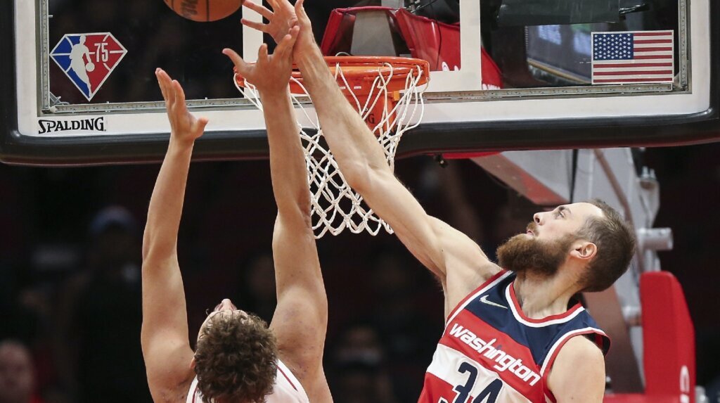 Wizards sign former UVA star Jay Huff to two way contract