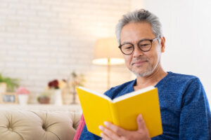 Elderly man who reads a book,