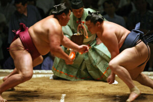 Yokozuna Hakuno (R) from Mogolia fights