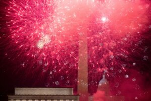 US HOLIDAY INDEPENDENCE FIREWORK