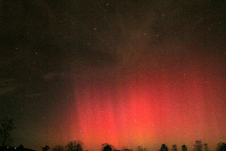 A very rare "red Northern Lights" over Virginia in 2003. (Greg Redfern)