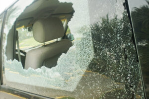 Broken rear glass in the car, accident risk