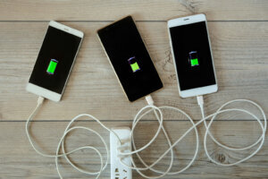 Smartphones are charged from the charger and lie side by side
