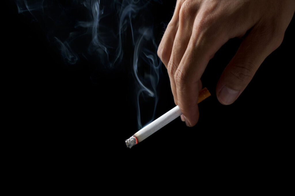Closeup hand of man holding a cigarette