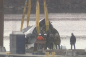 Crews remove wreckage in Potomac River after midair collision last week