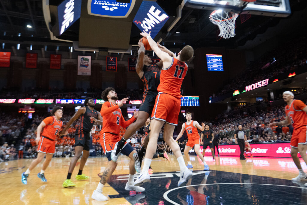 Virginia center Johann Grünloh (17), Miami (FL) forward Shelton Henderson (7)