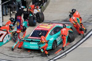 Chase Elliott beats Denny Hamlin at Martinsville Speedway for 1st NASCAR win of season