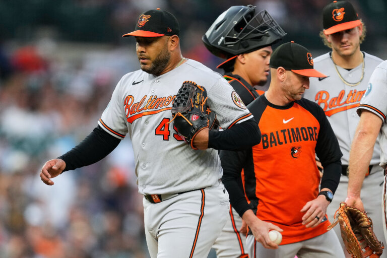Baltimore Orioles manager Craig Albernaz, right, takes the ball from Baltimore Orioles pitcher Albert Su·rez