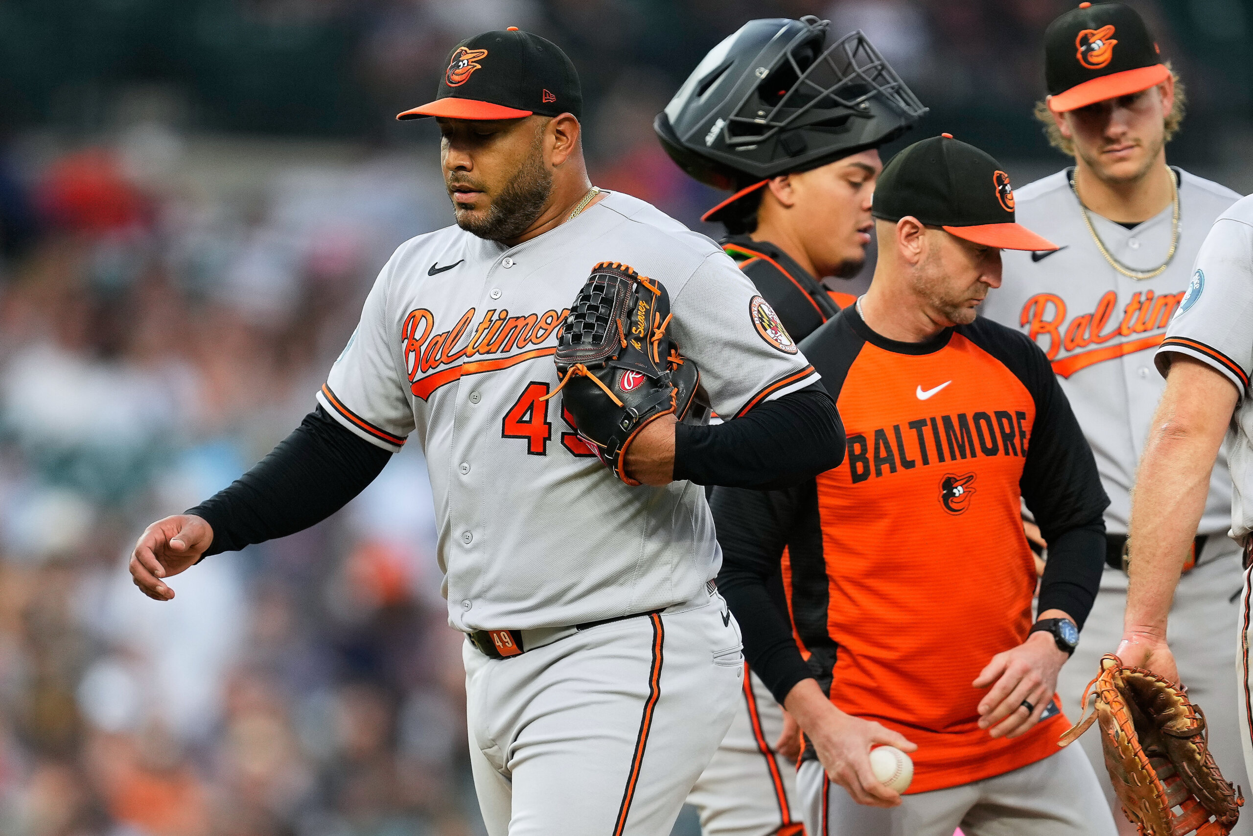 Baltimore Orioles manager Craig Albernaz, right, takes the ball from Baltimore Orioles pitcher Albert Su·rez